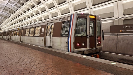 Train at Potomac Avenue station [02]