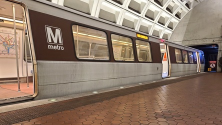 Train at Potomac Avenue station [03]