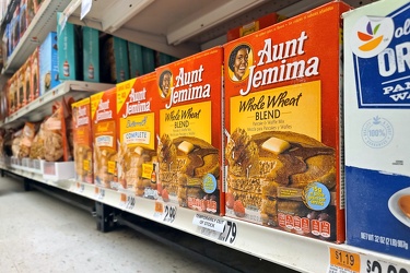 Aunt Jemima pancake mix at Giant Food [03]