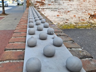 Anti-sitting device on a retaining wall