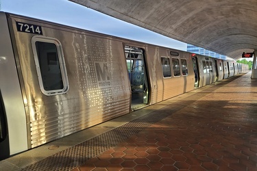 7000-Series train at New Carrollton