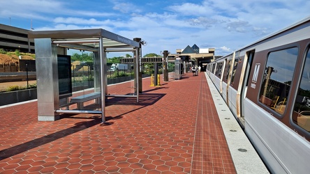 Platform at Vienna Metro station [01]