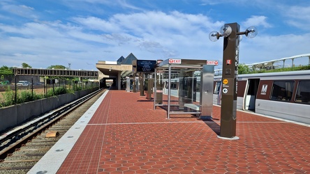 Platform at Vienna Metro station [02]