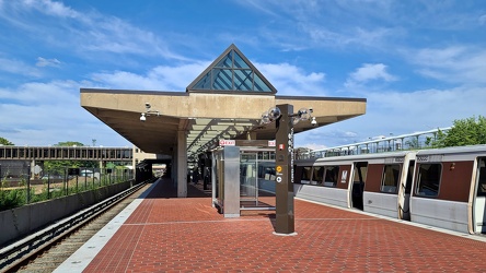 Platform at Vienna Metro station [03]