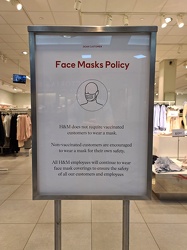 H&M face mask policy sign