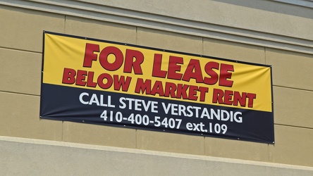 Sign advertising below-market rent at Wayne Heights Mall [01]