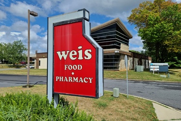 Sign for Weis Markets on Thomas Johnson Drive