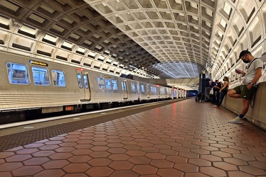 Silver Line train at Ballston-MU station [02]