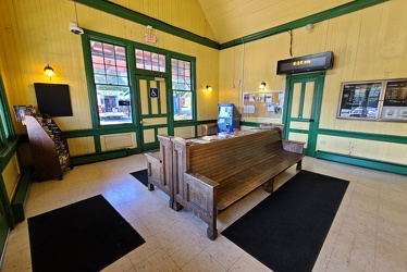 Waiting room at Brunswick MARC station [02]