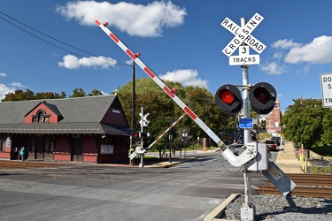 Rail crossing at South Maple Avenue [01]