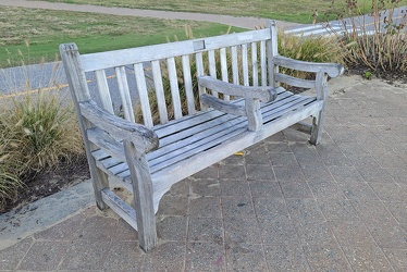 Bench with center armrest [02]