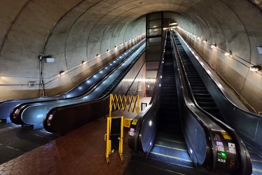 Escalators at Rosslyn station [02]