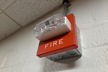 Fire alarm strobe at Franconia Center [02]