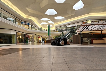 Center court at Lakeforest Mall [04]