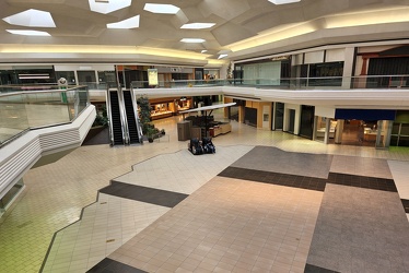 Center court at Lakeforest Mall [03]