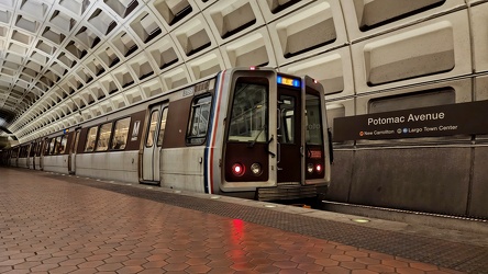 Train at Potomac Avenue station [04]