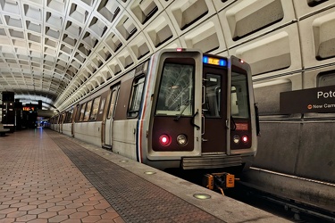 Train at Potomac Avenue station [05]