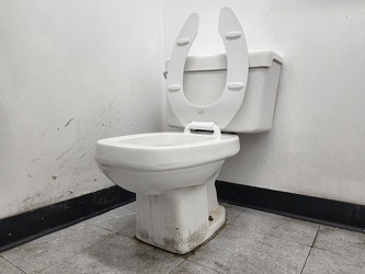 Toilet at Sysco Discount Food Center [01]