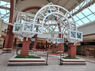 Structure in the center court of Virginia Center Commons