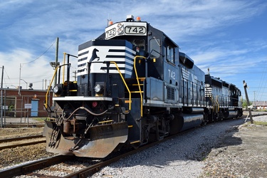 Norfolk Southern 742 and 3057 [01]