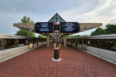 Trains at Greenbelt station [02]