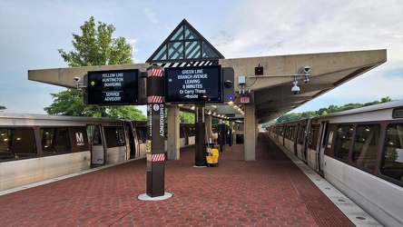 Trains at Greenbelt station [01]