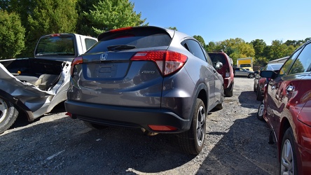 Honda HR-V at tow lot [01]