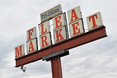 Sign for the Tri-Cities Flea Market [01]