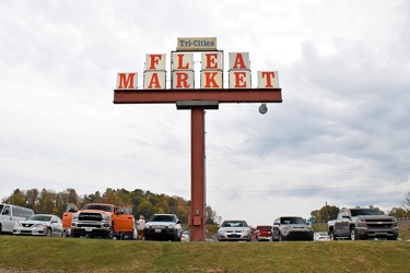 Sign for the Tri-Cities Flea Market [03]