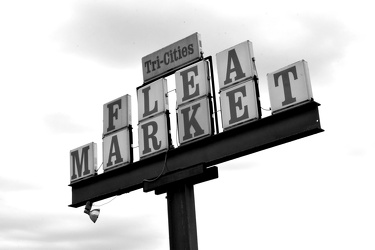 Sign for the Tri-Cities Flea Market [07]