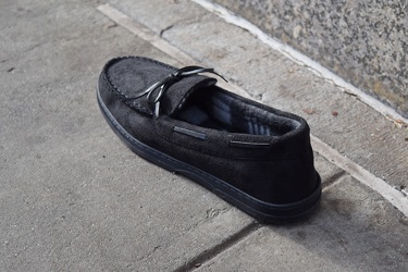 Abandoned loafer in front of 250 7th Avenue [01]