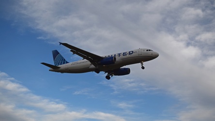 N498UA arriving at Washington National Airport