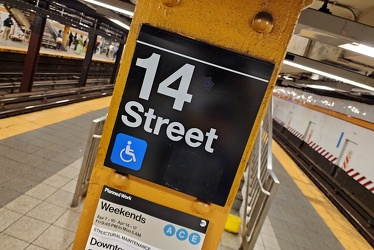 Platform signage at 14th Street station [01]