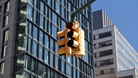 Traffic signal at Boerum Place and Livingston Street [03]