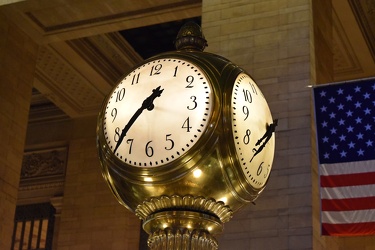 Clock on top of an information kiosk at Grand Central Terminal [03]