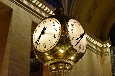 Clock on top of an information kiosk at Grand Central Terminal [02]