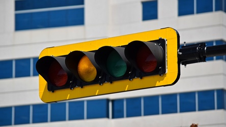 Traffic signal at Boulevard de la Cité and Boulevard de la Gappe [05]