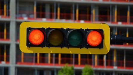 Traffic signal at Boulevard de la Cité and Boulevard de la Gappe [03]