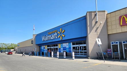 Walmart Supercenter on Boulevard Maloney in Gatineau, Quebec [02]