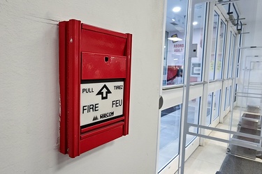 Fire alarm pull station at Hudson's Bay in Gatineau [03]