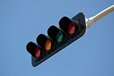 Traffic signal at Boulevard Maloney and Boulevard de la Cité [04]