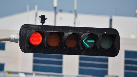 Traffic signal at Boulevard Maloney and Boulevard de la Cité [05]