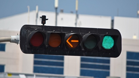 Traffic signal at Boulevard Maloney and Boulevard de la Cité [06]