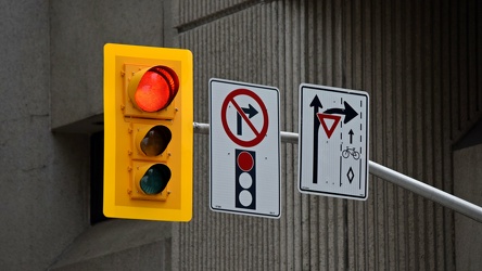 Traffic signal at intersection of Metcalfe Street and Laurier Avenue West [02]