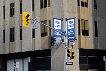 Traffic signal at intersection of Metcalfe Street and Laurier Avenue West [01]