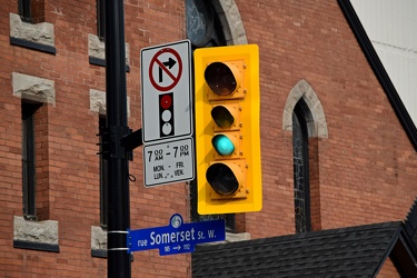 Traffic signal at Elgin and Somerset Streets [01]