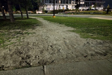 Desire path from Gloucester Centre mall to the train