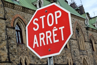 Bilingual stop sign on Parliament Hill [01]