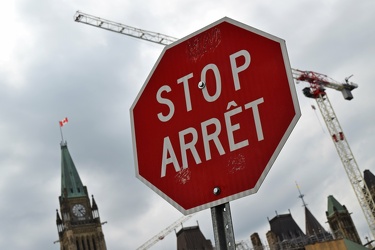 Bilingual stop sign on Parliament Hill [02]