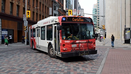 OC Transpo bus 6487 makes a turn onto Bank Street [02]